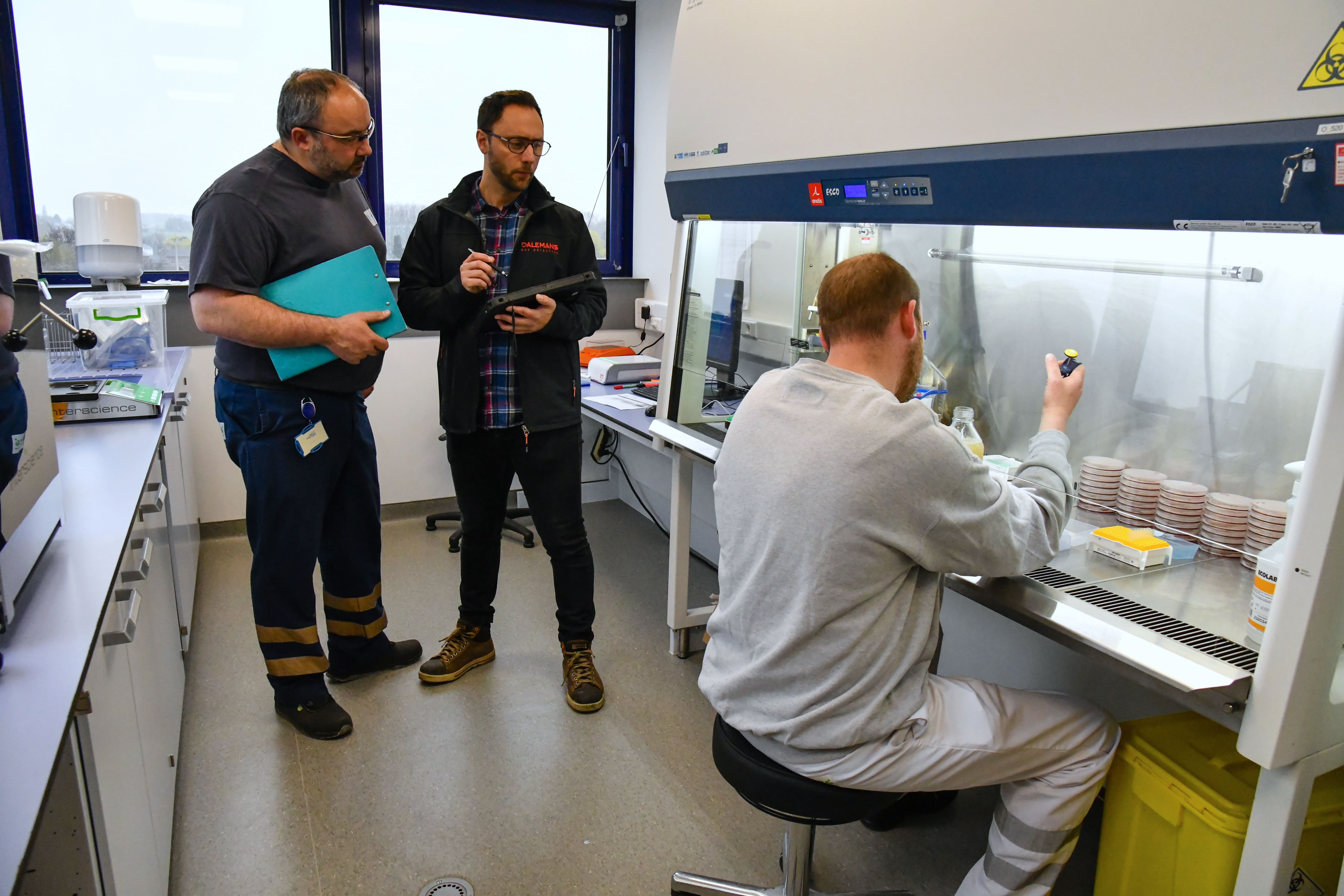 Chercheur utilisant un détecteur de gaz Dalemans dans un laboratoire scientifique